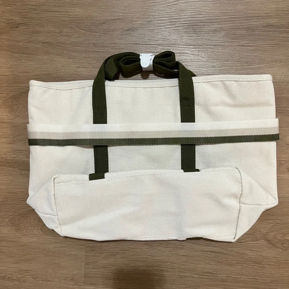 NWOT Stylish Cream Canvas Tote with Travel Band/Ivory & Green